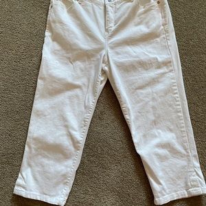 Gloria Vanderbilt white capris size 8